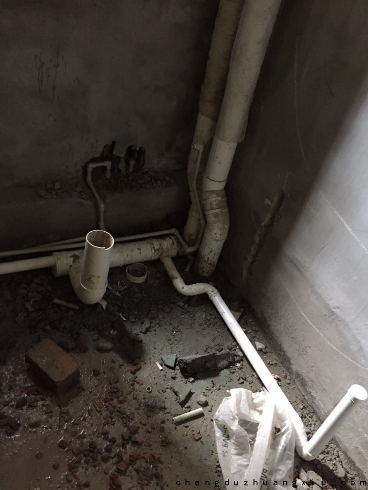 温江银海湾工地巡检发现问题:给水走管不规范 温江银海湾工地巡检发现问题:给水走管不规范